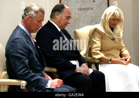 Il principe britannico Charles (L) incula la testa mentre ascolta una preghiera islamica mentre siede con l'Aga Khan (C) e la Duchessa di Cornovaglia, durante la loro visita al Centro Ismaili di Londra. Foto Stock