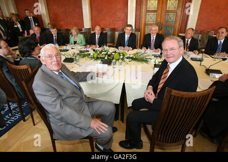 Irlanda del Nord Vice primo Ministro Martin McGuiness (davanti, a destra), Irlanda del Nord primo Ministro Dr. Ian Paisley (davanti, a sinistra), primo Ministro britannico Gordon Brown (dietro, quarta a destra) e Taoiseach irlandese Bertie Ahern (dietro, terza a destra) prima di un incontro con i leader di tutti i governi britannici devoluti presso gli edifici del Parlamento, Stormont. Foto Stock