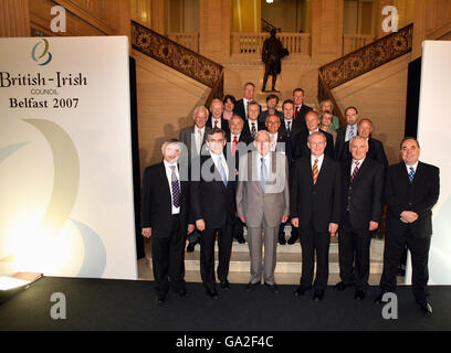 In prima fila, dalla seconda a sinistra, il primo ministro britannico Gordon Brown, il primo ministro dell'Irlanda del Nord, Dr. Ian Paisley, il vice primo ministro dell'Irlanda del Nord Martin McGuiness, il primo ministro irlandese Taioseach Bertie Ahern e il primo ministro scozzese Alex Salmond prima di una sessione del Consiglio britannico-irlandese, Riunendo i capi di tutte le amministrazioni devolute nel Regno Unito, presso gli edifici del Parlamento, Stormont. Foto Stock