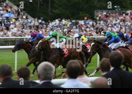 Giganticus e Jockey Philip Robinson vincono l'handicap Ladbrookes Bunbury Cup al campo di Luglio, Newmarket Racecourse, Newmarket Suffolk. PREMERE ASSOCIAZIONE foto. Foto data Venerdì 13 2007 luglio. Il credito fotografico dovrebbe leggere Chris Radburn/PA Wire. Foto Stock