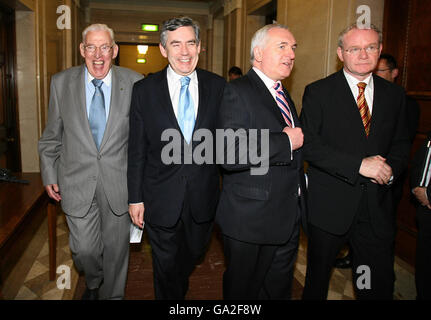 Da sinistra, il primo Ministro dell'Irlanda del Nord, il Dott. Ian Paisley, il primo Ministro britannico, Gordon Brown, l'irlandese Taioseach Bertie Ahern e il vice primo Ministro dell'Irlanda del Nord, Martin McGuiness, in una sessione del Consiglio britannico-irlandese, riunendo i capi di tutte le amministrazioni devolute nel Regno Unito, presso gli edifici del Parlamento, Stormont. Foto Stock