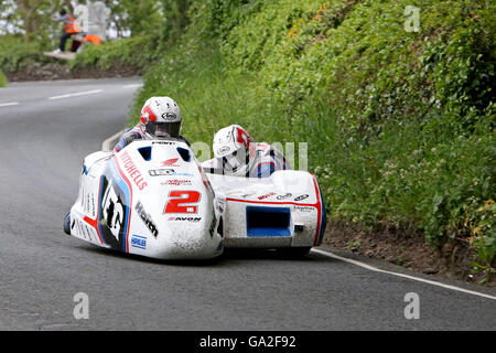 Ben e tom birchall sul loro modo di vincere il 2016 Isola di Man sidecar TT race. Foto Stock