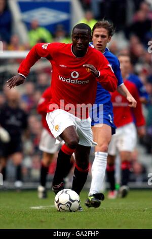 Andy Cole di Manchester United toglie la palla da Chelsea's. Sam dalla Bona Foto Stock