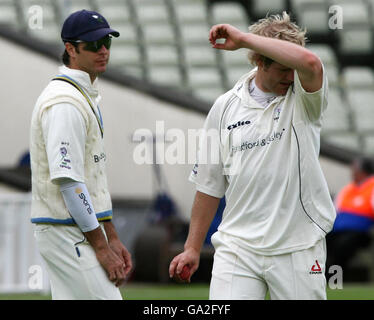 Michael Vaughan dello Yorkshire guarda il suo compagno di squadra Matthew Hoggard Bowl durante la partita della Liverpool Victoria County Championship Division uno al County Ground di Edgbaston, Birmingham. Foto Stock