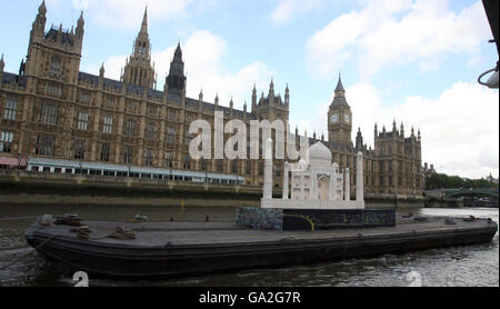 Una replica del Taj Mahal galleggia lungo il fiume Tamigi, passando davanti alle Camere del Parlamento di Londra al lancio di India Now, un programma di eventi culturali che celebrano tutto l'indiano e che mette in evidenza i forti legami economici e culturali tra Londra e India. Foto Stock