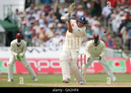 Cricket - Npower terzo test - Inghilterra / Indie occidentali - giorno due - Old Trafford. Ryan Sidebottom in Inghilterra in azione Foto Stock