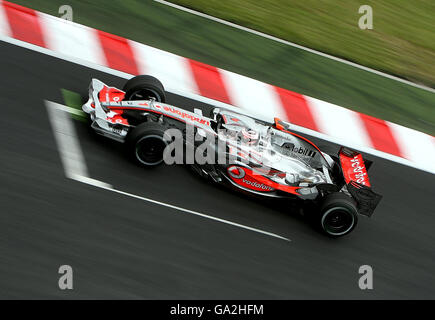 Formula uno Motor Racing - Gran Premio di Francia - Practice - Magny Cours. Fernando Alonso nella Vodafone McLaren Mercedes MP4/22 durante la seconda sessione di prove a Magny Cours, Nevers, Francia. Foto Stock