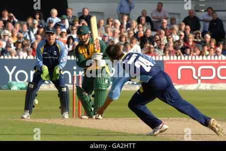 Cricket - Twenty20 Cup 2007 - Midlands/Wales/West Division - Nottinghamshire Outlaws / Yorkshire Pheonix - Trent Bridge. Mark Ealham di Nottinghamshire ha girato un colpo oltre Jacques Rudolph dello Yorkshire durante la partita della Twenty20 Cup a Trent Bridge, Nottingham. Foto Stock