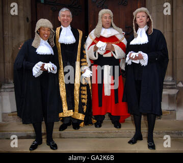 (L-R) nuovo Procuratore Generale Baronessa Scozia, nuovo Cancelliere Signore e Ministro della Giustizia Jack Straw, Lord Chief Justice Lord Phillips of Worth Matravers, e nuovo Generale Solicitor vera Baird prima del giuramento in cerimonia presso le corti reali di Giustizia a Londra oggi. Foto Stock