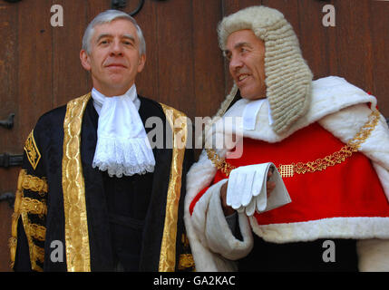 Il nuovo Lord Cancelliere e Ministro della Giustizia Jack Straw (a sinistra), con il Lord Chief Justice Lord Phillips of Worth Matravers prima del giuramento in cerimonia presso le corti reali di Giustizia di Londra oggi. Foto Stock