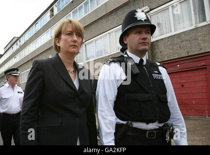 La segretaria di casa Jacqui Smith incontra gli ufficiali di polizia durante la sua visita alla tenuta di Aylesbury nel sud-est di Londra. Foto Stock