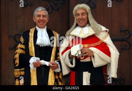 Il nuovo Lord Cancelliere e Ministro della Giustizia Jack Straw (a sinistra) con Lord Chief Justice Lord Phillips of Worth Matravers prima del giuramento in cerimonia presso le corti reali di Giustizia di Londra oggi. Foto Stock