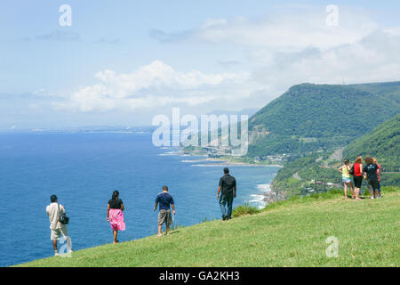 I turisti stop di prendere in considerazione e il mare lontano Cliff ponte che è un evidenziare lungo il Grand Pacific a guidare il Nuovo Galles del Sud Foto Stock