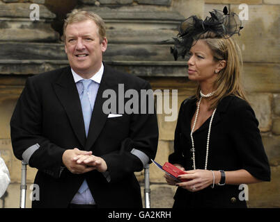 David Murray, presidente dei Rangers, è stato onorato con un Knighthood per i servizi alle imprese in Scozia dalla Regina Elisabetta II della Gran Bretagna al Palazzo di Holyroodhouse a Edimburgo. Foto Stock