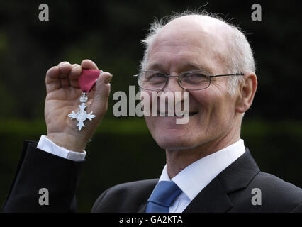 Il milkman George Bell, che è stato onorato con i servizi MBE alla comunità di Gullane che ha ricevuto dalla Regina Elisabetta II della Gran Bretagna al Palazzo di Holyroodhouse a Edimburgo. Foto Stock