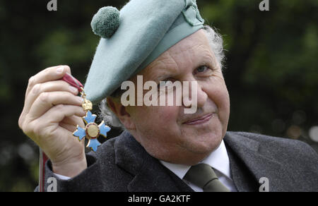 L'autore più venduto Alexander McCall che è stato onorato con un CBE per i servizi alla letteratura che ha ricevuto dalla regina britannica Elizabeth II al palazzo di Holyroodhouse a Edimburgo. Foto Stock