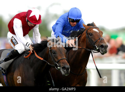 Corse di cavalli - Property Ladies Day - Sandown Park Racecourse. Harland guidato da Neil Callan pips Tam Lin ridden da Frankie Dettori sulla linea per vincere il William Ewart Properties Gala Stakes Foto Stock