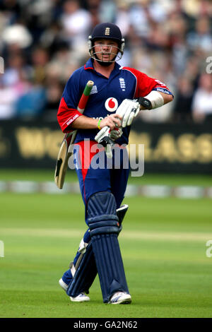 Cricket - NatWest One Day International Series - Inghilterra / West Indies - Lord's. Ian Bell dell'Inghilterra cammina verso il padiglione dopo essere scarsi Foto Stock