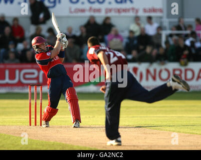 Cameron White tocca un confine per raggiungere il suo 50 e per sigillare una vittoria per Somerset durante la partita della North Division Twenty20 Cup a Trent Bridge, Nottingham. Foto Stock