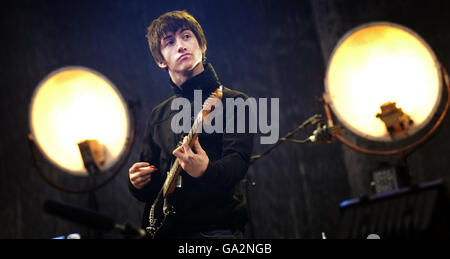 Alex Turner, il cantante di Arctic Monkeys, si esibisce sul palco al festival T in the Park, a Balado, Perth e Kinross. Foto Stock