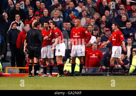 (da l a r) Fabien Barthez di Manchester United, Ryan Giggs e Roy Keane discutono con l'arbitro Andy D'Urso' guardato da Wes Brown di Manchester united e Denis Irwin Foto Stock