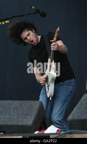 Oxegen Festival - Irlanda. I Fratellis suonano il palcoscenico principale al festival musicale Oxegen presso l'ippodromo di Punchestown, Co Kildare. Foto Stock