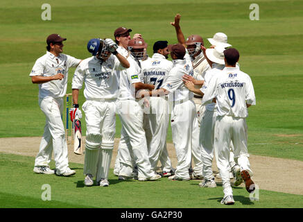 Cricket - Liverpool Victoria County Championship - Divisione uno - Surrey contro Durham - The Brit Oval. Liam Plunkett di Durham si allontana abbattuto dopo aver uscito dal bowling di Harbhajan Singh di Surrey per 5 Foto Stock