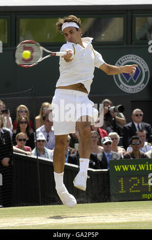 Roger Federer della Svizzera si riscalda prima della finale maschile con Rafael Nadal della Spagna durante l'All England Lawn Tennis Championship a Wimbledon. Foto Stock