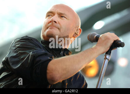 Phil Collins of Genesis si esibisce al Twickenham Stadium di Londra. Foto Stock