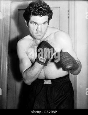 Freddie Mills, campione mondiale di pesi massimi leggeri, si prende una pausa addestramento per posare per la fotocamera Foto Stock