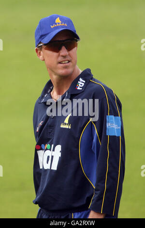 Murray Goodwin di Sussex Sharks celebra il raggiungimento del suo secolo durante la partita della Southern Conference del Friends Provident Trophy a Lord's, Londra. Foto Stock