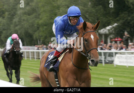 Rio de la Plata guidato da Frankie Dettori vince la Ian Macnicol Memorial Strutt & Parker E.B.F. Maiden Stakes Foto Stock