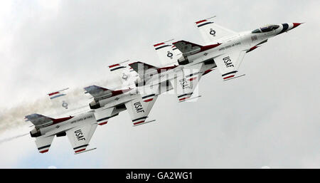 Il team di esposizione aeronautica degli Stati Uniti The Thunderbirds, formato da F-16 Fighting Falcons, si esibisce al Royal International Air Tattoo 2007 al RAF Fairford. Foto Stock