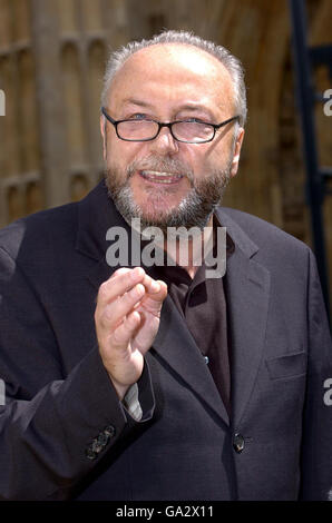 L'onorevole George Galloway parla fuori del Parlamento di Londra dopo che il Comitato per gli Standard e i privilegi ha detto che dovrebbe essere sospeso alla Camera dei Comuni per 18 giorni. Foto Stock