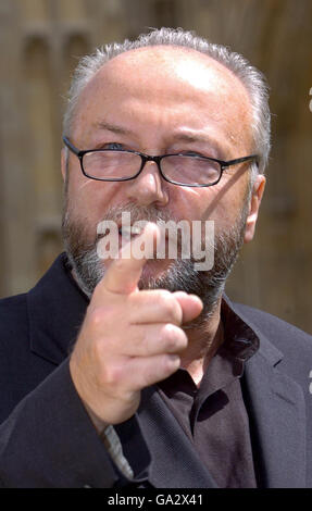 L'onorevole George Galloway parla fuori del Parlamento di Londra dopo che il Comitato per gli Standard e i privilegi ha detto che dovrebbe essere sospeso alla Camera dei Comuni per 18 giorni. Foto Stock