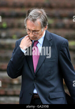 L'attore e scrittore di commedia Chris Langham arriva per il suo processo a Maidstone Crown Court in Kent. Foto Stock