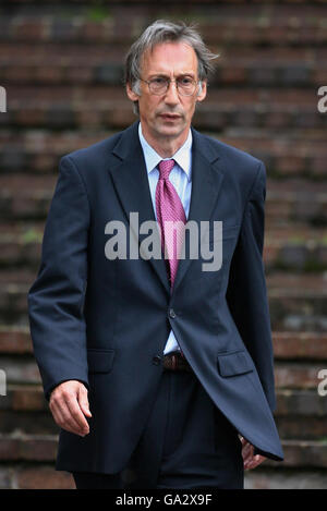 L'attore e scrittore di commedia Chris Langham arriva per il suo processo a Maidstone Crown Court in Kent. Foto Stock