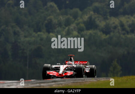 Il spagnolo Fernando Alonso nella Vodafone McLaren Mercedes MP4/22 durante una sessione di prove libere per il Gran Premio europeo di Formula uno a Nurburgring, Germania. Foto Stock