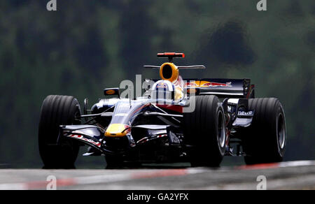 David Coulthard della Gran Bretagna nella sua Red Bull Racing F1 durante una sessione di prove libere per il Gran Premio europeo di Formula uno a Nurburgring, Germania. Foto Stock