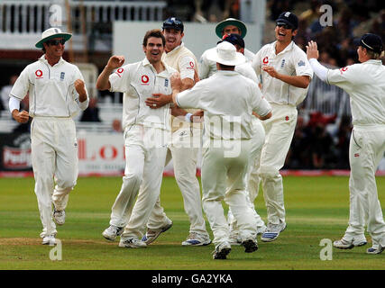 James Anderson, in Inghilterra, celebra il bowling, il captiano indiano Rahul Dravid Caught Matt Prior durante il secondo giorno del primo test Npower al Lord's Cricket Ground, Londra. Foto Stock