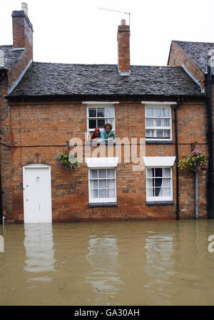 La gente del posto guarda le alluvioni di Straford-upon-Avon nel Warwickshire dopo che diverse parti del Regno Unito sono state colpite dalle alluvioni dopo un giorno di pioggia intensa. Foto Stock