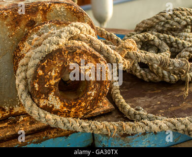 Tirare la catena sulla barca Foto Stock