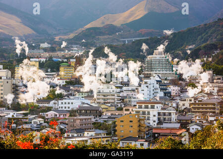 Beppu, Giappone cityscape con bagno termale caldo case. Foto Stock