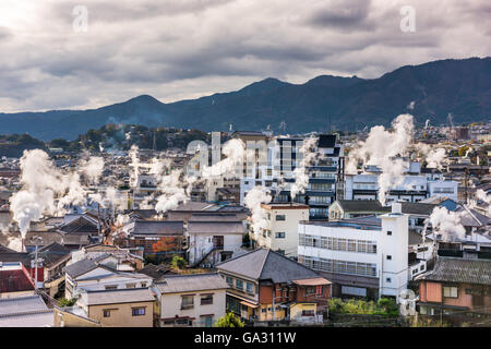 Beppu, Giappone cityscape con bagno termale caldo case. Foto Stock