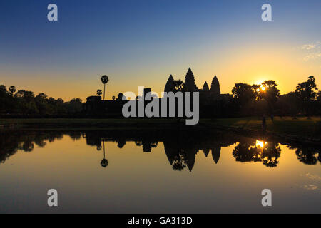 Sunrise a Angkor Wat in Siem Reap, Cambogia, che è un patrimonio mondiale Foto Stock