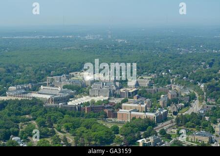 Una vista del Boston College visto da un elicottero. Foto Stock