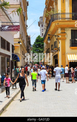 Havana street scene - i turisti e la gente del luogo di passeggiate e shopping in Calle Obrapia, La Habana Vieja, Old Havana, Cuba Foto Stock