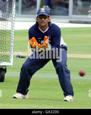 Cricket - Npower First Test - Inghilterra / India - Nets - Lords. Il guardiano indiano Mahendra Singh Dhoni in azione durante una sessione di reti al Lord's Cricket Ground, Londra. Foto Stock