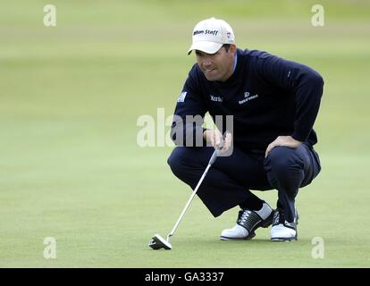 Il Padraig Harrington della Repubblica d'Irlanda si allinea durante l'Open Championship al Carnoustie Golf Links nella Scozia orientale. Foto Stock