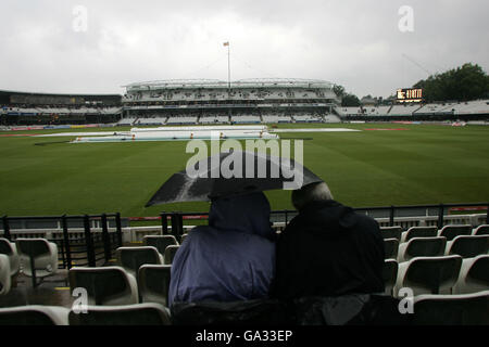 Cricket - Npower First Test - Inghilterra / India - Day Two - Lord's. Gli spettatori attendono l'inizio della seconda giornata di gioco tra Inghilterra e India, ritardata da brutte luci e pioggia Foto Stock